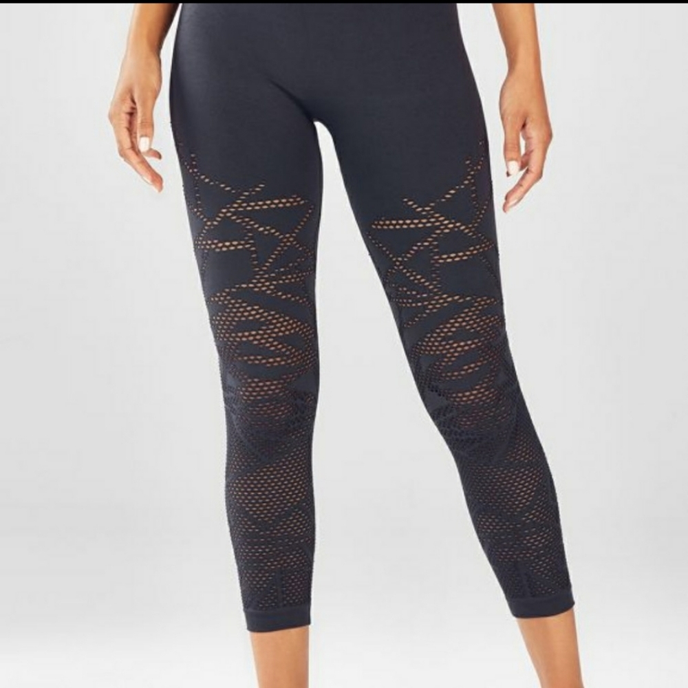 Host Pick Demi Lovato XS  Fabletics Black Capri - Picture 2 of 8